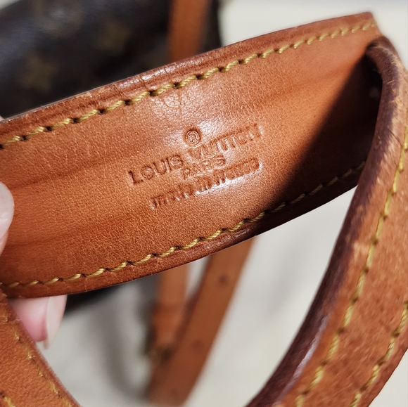 Louis Vuitton St. Cloud pm (smallest size). 1988 Int pocket glued shut. - Picture 11 of 16